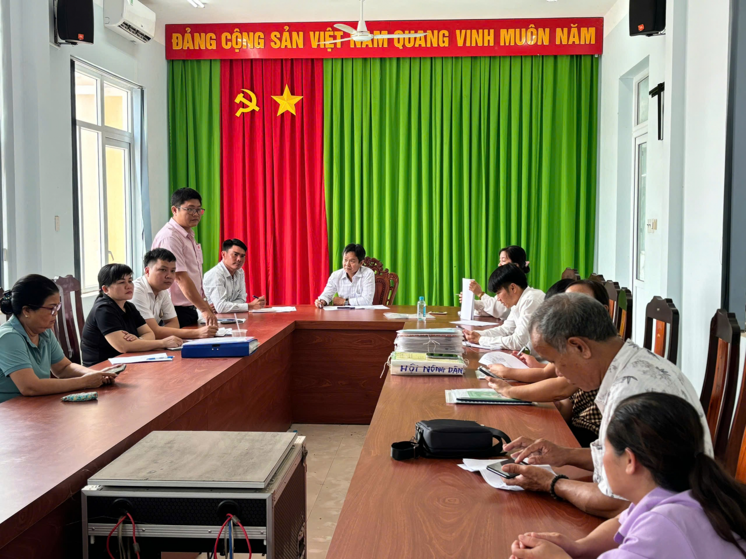 Ban Đại diện Hội đồng quản trị NHCSXH huyện Phú Riềng kiểm tra, giám sát tại xã Long Bình.